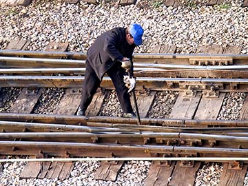 This rail worker faces many dangers every day. If you have been injured while working for a railroad company, call a Austin FELA attorney now.